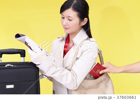 盗難にあう女性 37603661