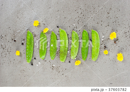 Sweet peas pods and sprouted chickpeas 37603782