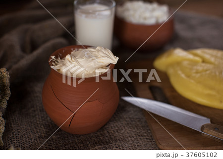 Organic milk cottage cheese and cream 37605102