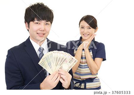 紙幣を持つ夫婦 37605333