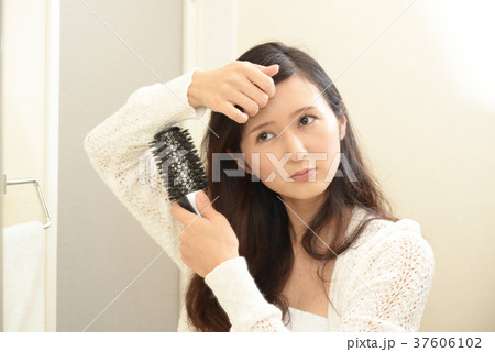 ヘアケアに不満な女性 37606102