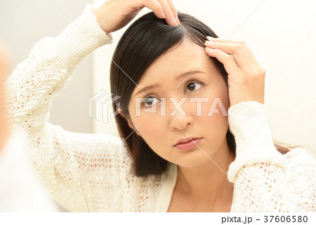 ヘアケアに不満な女性 37606580