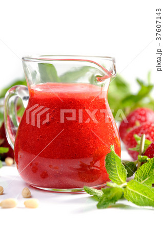 Strawberry fresh sauce 37607143