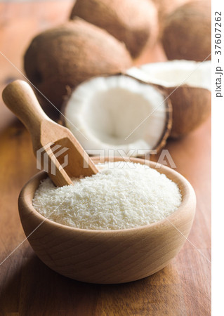 coconuts with coconuts flakes. coconuts with coconuts flakes. 37607262