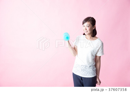 ミドル女性・ピンクバック 37607358