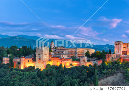 Alhambra in the evening in Granada, Andalusia 37607701