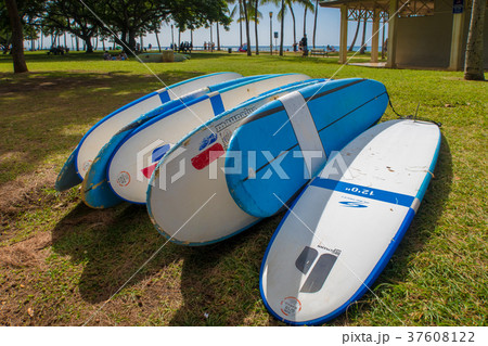 クヒオビーチ前に置かれたサーフボード 37608122