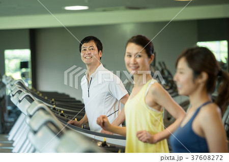 スポーツクラブ ランニングマシン トレーニング ジム イメージ スポーツクラブ ランニングマシン トレーニング ジム イメージ 37608272