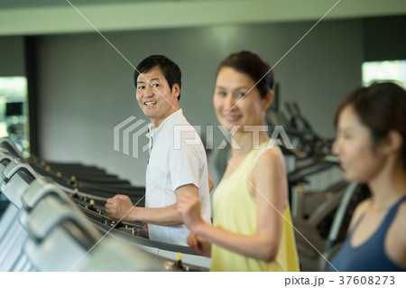 スポーツクラブ ランニングマシン トレーニング ジム イメージ スポーツクラブ ランニングマシン トレーニング ジム イメージ 37608273