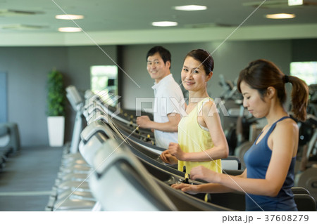 スポーツクラブ ランニングマシン トレーニング ジム イメージ スポーツクラブ ランニングマシン トレーニング ジム イメージ 37608279