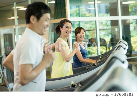 スポーツクラブ ランニングマシン トレーニング ジム イメージ 37608283