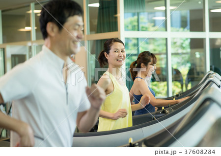 スポーツクラブ ランニングマシン トレーニング ジム イメージ スポーツクラブ ランニングマシン トレーニング ジム イメージ 37608284