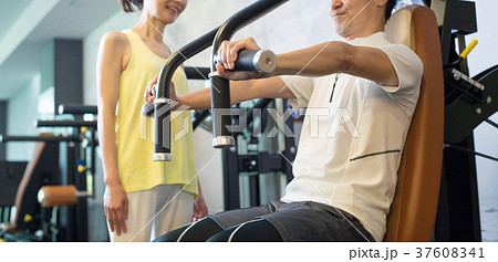 スポーツジム 筋トレ ミドル 夫婦 トレーニング イメージ 37608341