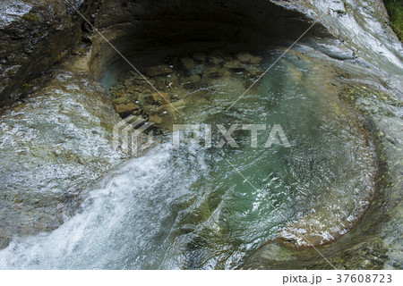 鹿ヶ壺 滝壺の様子 (兵庫県姫路市安富町) 鹿ヶ壺 滝壺の様子 (兵庫県姫路市安富町) 37608723