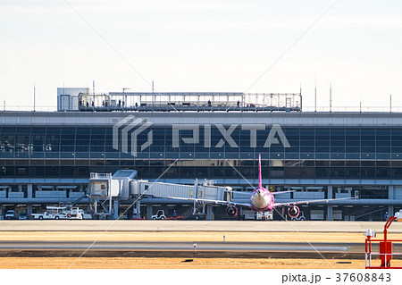 出発準備中の旅客機（仙台空港） 37608843