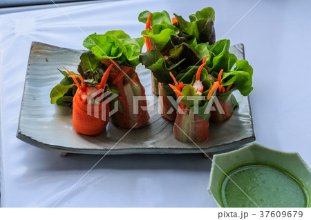 Fresh spring rolls with fresh vegetable  37609679
