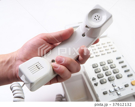 受話器を持つビジネスマン 37612132