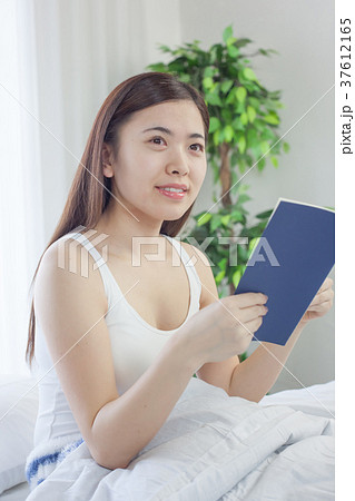 起床　若い女性 37612165