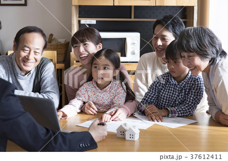 ビジネスマン　商談　説明　契約 37612411