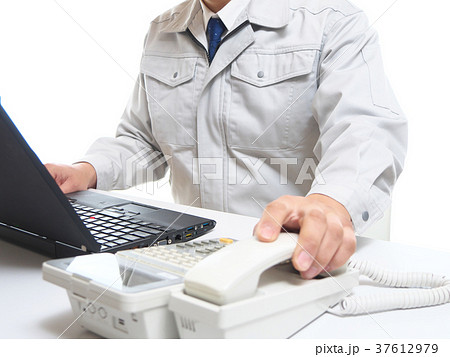 作業服の男性とビジネスフォン 37612979