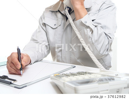 作業服の男性とビジネスフォン 37612982