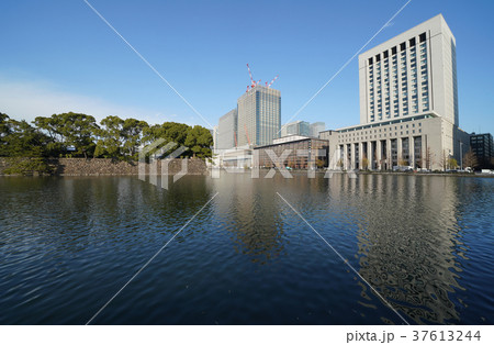 日本の東京都市景観「丸の内や有楽町などのビル群を望む」＝都内大雪の一夜明け、2018年1月23日撮影 37613244