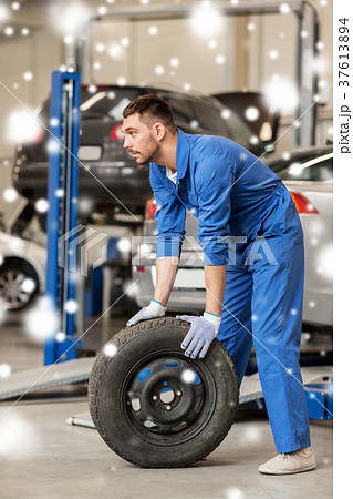 auto mechanic changing car tire at workshop auto mechanic changing car tire at workshop 37613894