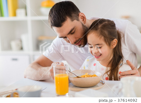 happy family eating flakes for breakfast at home 37614092