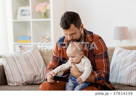 father and baby boy with smartphone at home 37614239