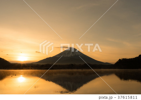 富士山 逆さ富士 日の出 精進湖 富士山 逆さ富士 日の出 精進湖 37615811
