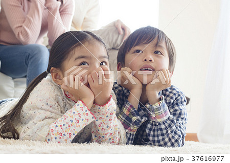 子ども 兄妹 頬杖 団欒 子ども 兄妹 頬杖 団欒 37616977