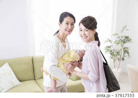 孫の子守　 37617555