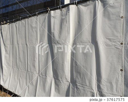工事現場に設置された防塵シート 工事現場に設置された防塵シート 37617575