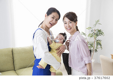 ベビーシッター 37617602