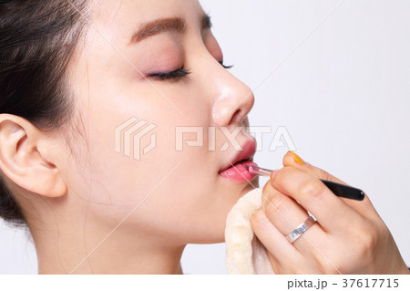 化粧 メイク 女性 37617715