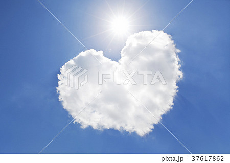 青空とハート型の雲の写真素材
