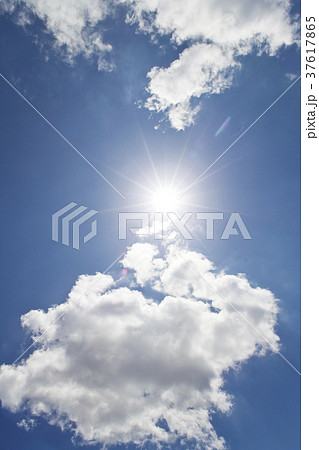 青空と雲と太陽 37617865