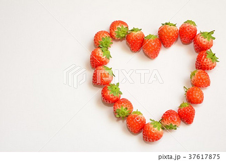 いちご・ハート型 37617875