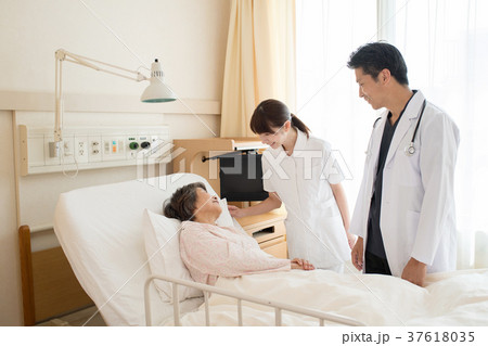 病室 診察 医師 看護師 患者 病院 医療 イメージ 病室 診察 医師 看護師 患者 病院 医療 イメージ 37618035