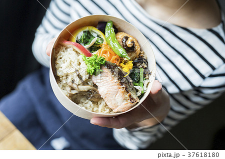 ランチボックスを持つ女性　フードビジネス 37618180