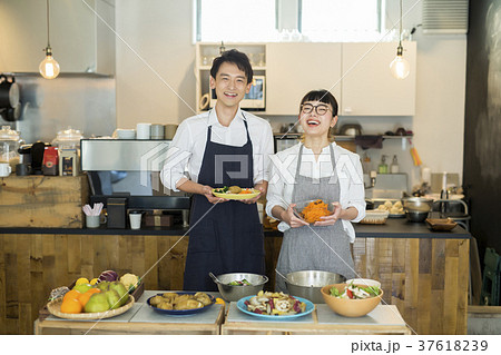 カフェで働く夫婦 フードビジネス カフェで働く夫婦 フードビジネス 37618239