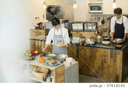 カフェで働く夫婦　フードビジネス 37618240