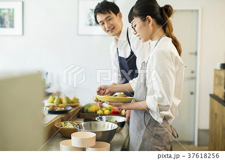 カフェで働く夫婦　フードビジネス 37618256