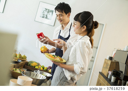 カフェで働く夫婦 フードビジネス カフェで働く夫婦 フードビジネス 37618259