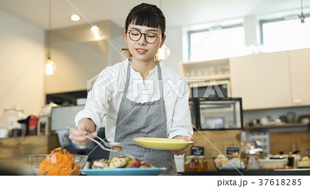 カフェで働く女性　フードビジネス 37618285