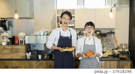 カフェで働く夫婦　フードビジネス 37618296