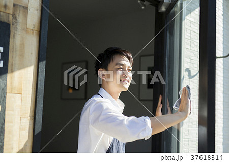 カフェで働く男性　フードビジネス 37618314