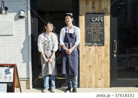カフェで働く夫婦 フードビジネス カフェで働く夫婦 フードビジネス 37618331