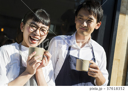 カフェで働く夫婦 休憩 フードビジネス カフェで働く夫婦 休憩 フードビジネス 37618352