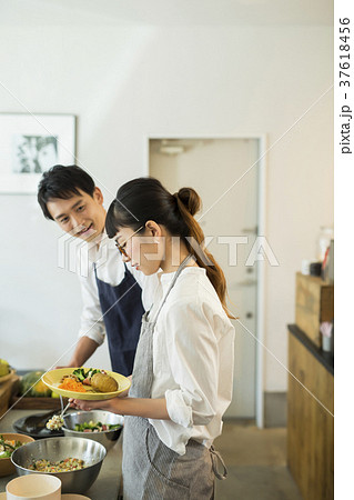 カフェで働く夫婦 フードビジネス カフェで働く夫婦 フードビジネス 37618456